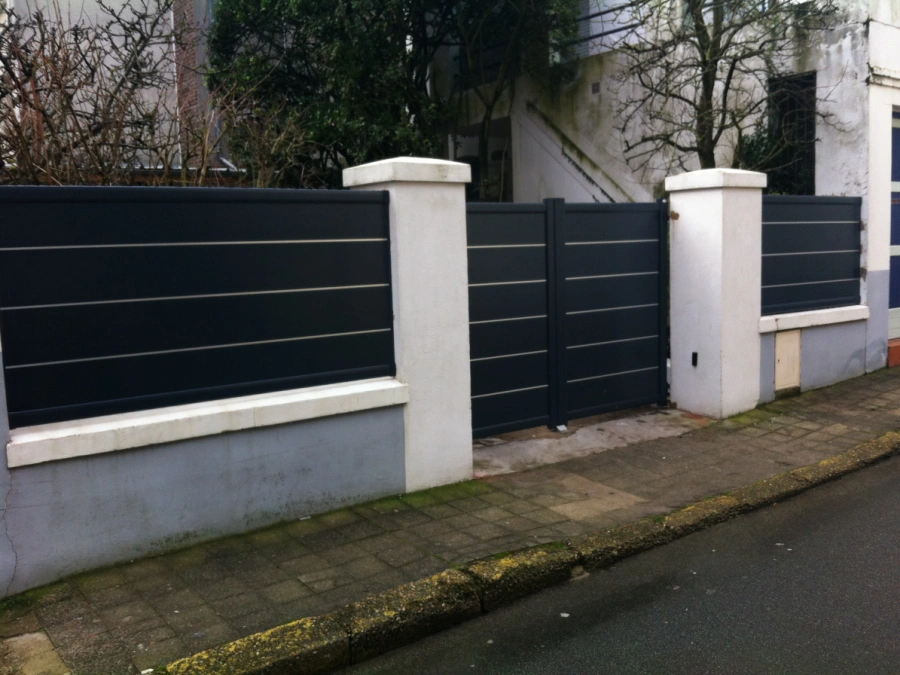 Ensemble clôture et portail alu anthracite AFC entre piliers blancs, entrée résidentielle Caen.