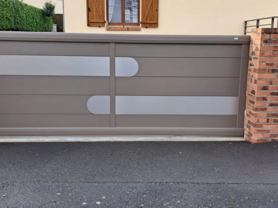 Portail coulissant aluminium taupe à inserts décoratifs entre piliers de briques, entrée résidentielle Caen