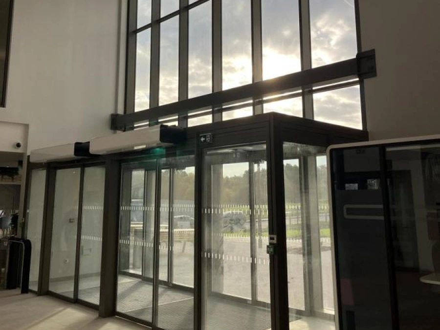 Grande façade vitrée avec portes automatiques CITEC coulissantes, hall professionnel moderne, installation AFC Calvados.