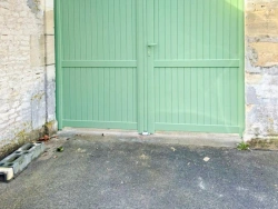 Portail battant aluminium XL SIB vert pastel sur asphalte, piliers pierre, réalisation AFC