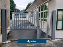 Portail aluminium SIB gris anthracite à barreaux posé à l'entrée d'une école du Calvados par AFC